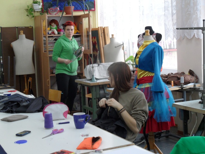 Obok niej siedzi Aleksandra Chachulska, która rysuje modelkę...