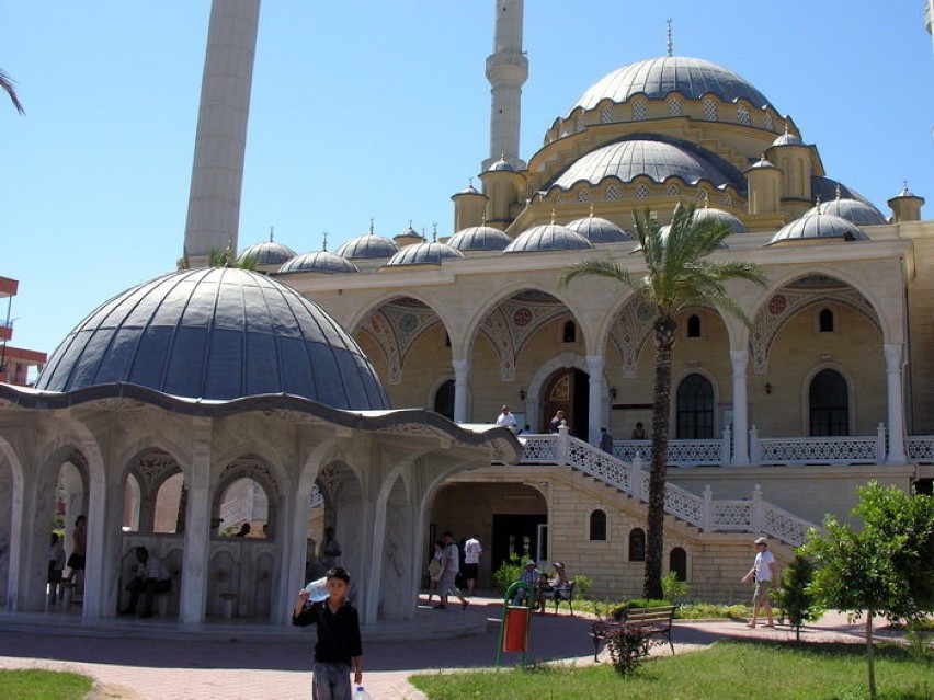 Nie jest to miejscowość turystyczna, ale meczet i pobliski...