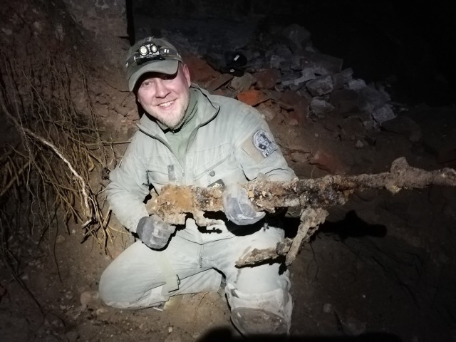 Polski karabin Browning wz. 28 został znaleziony w jednej z piwnic na terenie Starego Miasta w Kostrzynie nad Odrą.