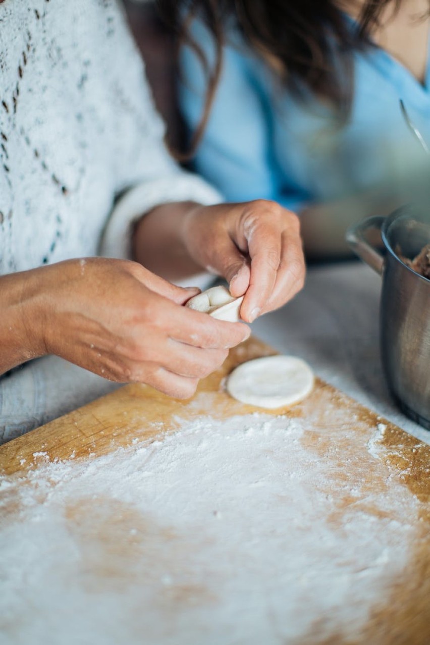 • Przesiać mąkę, wymieszać z solą i cukrem. 
• W misce...