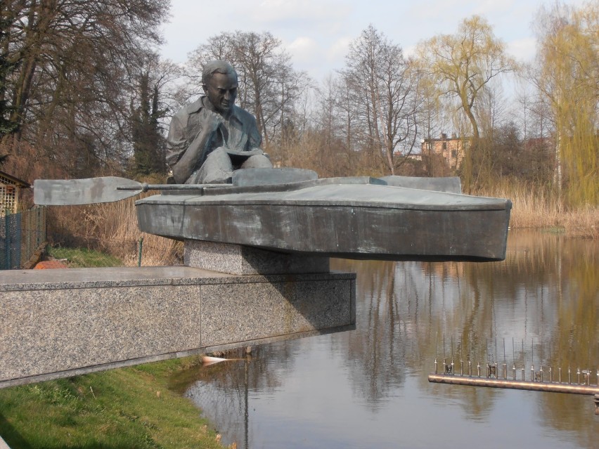 Zbąszyń - pomnik Jana Pawła II w kajaku [zdjęcia]