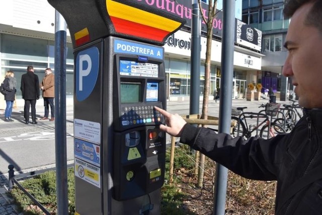 Lepiej płacić za parkowanie, bo kara za brak opłaty wzrośnie z 50 do 200 złotych.