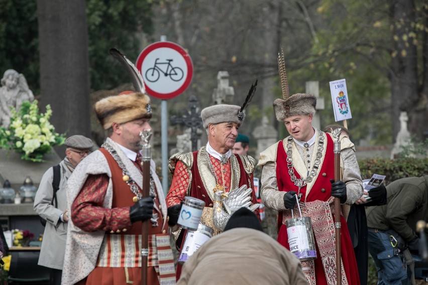 Znane osoby kwestują na krakowskich cmentarzach [GALERIA] 