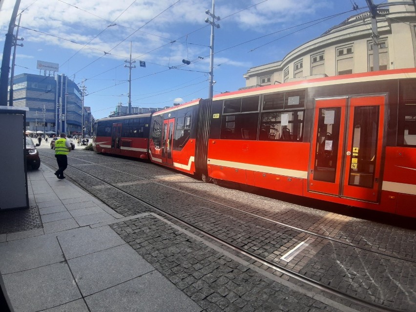 Katowice: na rynku wykoleił się tramwaj. Poważne utrudnienia...