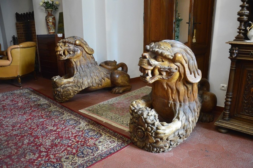 W holu zamku drzwi pilnują ogromne, drewniane lwy