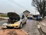 Zderzenie dwóch samochodów osobowych na Błoniach. 78-latek ukarany przez policję mandatem. 