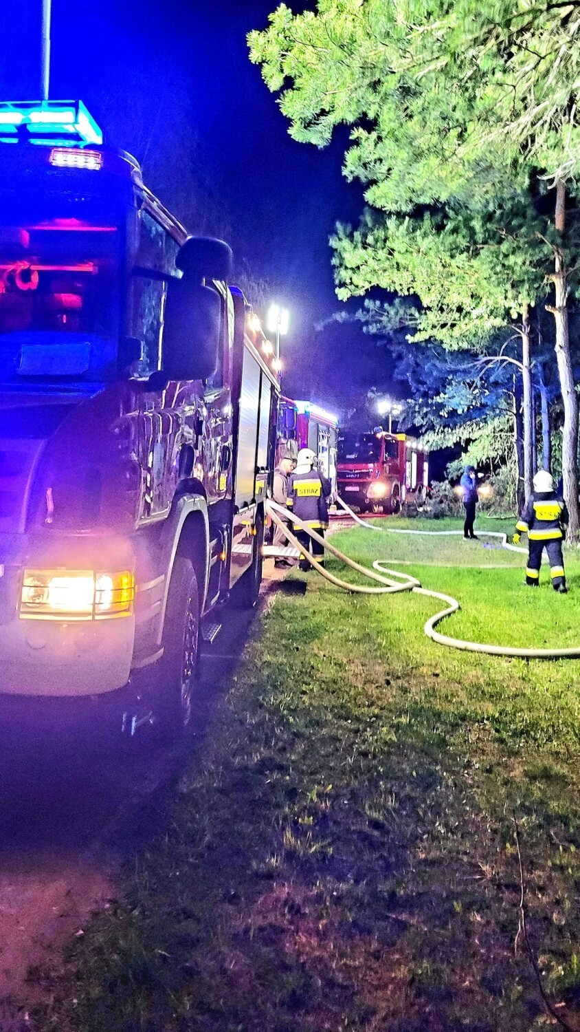 Tragiczny pożar w Sangrodzu. Strażacy znaleźli zwłoki człowieka i psa