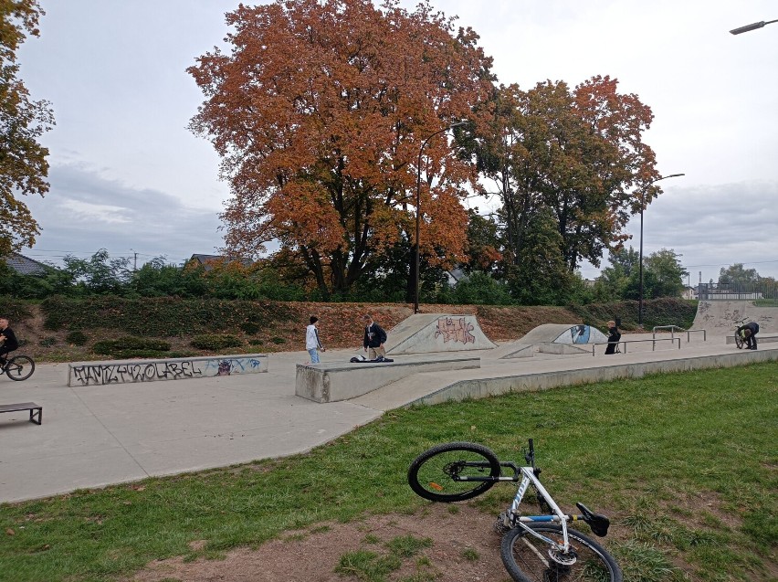 Stacja naprawy rowerów przy wieluńskim skateparku. Będzie też tutaj kamera miejskiego monitoringu FOTO 