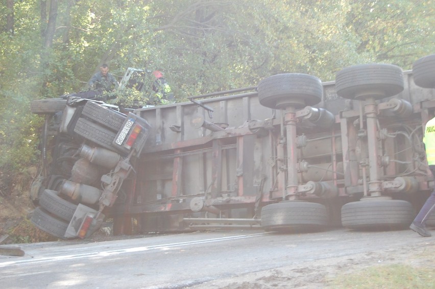 Śmiertelny wypadek pod Rekowem. Ciężarówka zderzyła się z samochodem osobowym