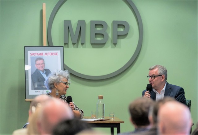 Artur Andrus odwiedził Konin.Na koniec odpowiadał na pytania publiczności. zachęcał do głosowania na biblioteczne projekty w tegorocznej edycji Konińskiego Budżetu Obywatelskiego – projekt y: nr 9, nr 13, nr 24, nr 25.