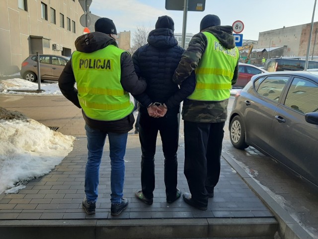 Według policji, 36-latek od roku nękał lokatorów kamienicy i budził wśród nich postrach. Obrzucał wyzwiskami i groził, że ich pobije. Przy lada okazji popychał ich i szukał zwady.

Doszło do tego, że gdy szedł po schodach lokatorzy zamykali się w mieszkaniach i żaden z nich nie odważył się wyjść na klatkę schodową. Nikt też nie śmiał zaalarmować policję.

CZYTAJ DALEJ >>>>




