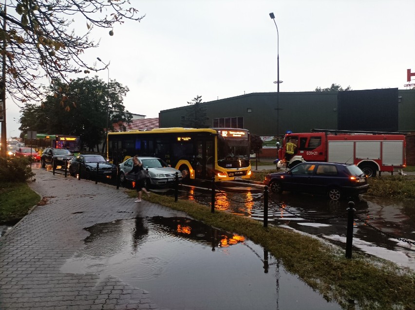 Kilkaset interwencji straży pożarnej w Tarnowskich Górach i okolicach. Zalane ulice, drogi i GCR w Reptach. Zobacz zdjęcia!