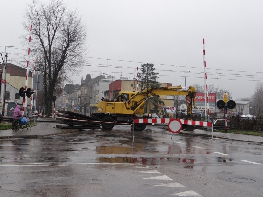 Zamknięty przejazd kolejowy na ulicy Warszyca w Radomsku