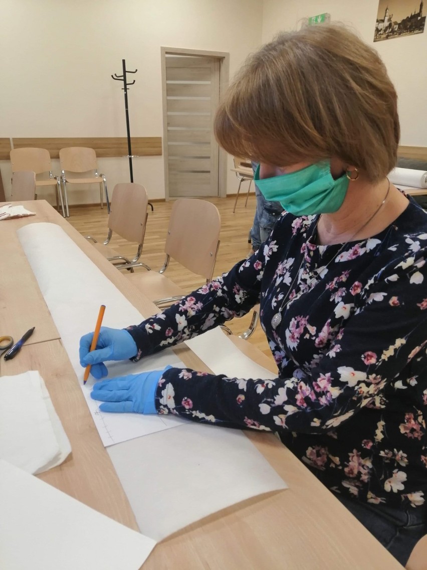 Zobaczcie zdjęcia, jak pracownicy Gminnego Ośrodka Kultury w Kołaczycach i krawcowe pomagają w walce z wirusem