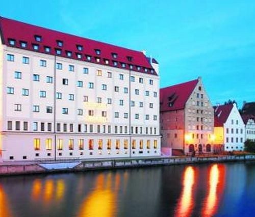 Hotel Qubus zobaczyć można w Gdańsku nad  Motławą