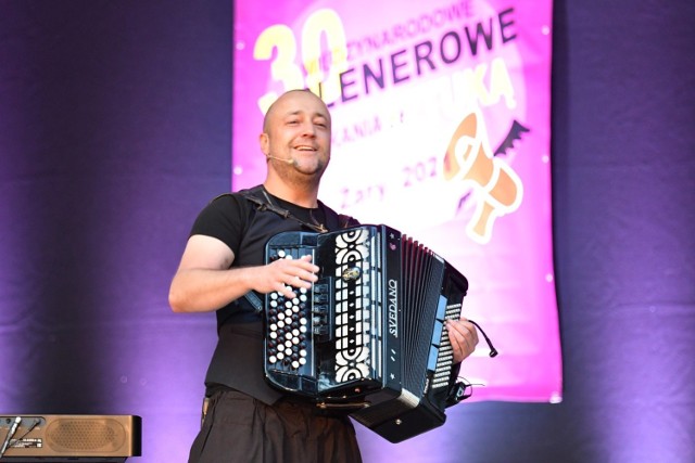 Czesław Mozil wystąpił w muszli koncertowej w parku ŻDK przy ul. Wrocławskiej w Żarach