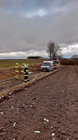 Wąbrzeska karetka utknęła w błocie. Kobieta z Firlusa czekała na ratunek. Pomogli strażacy. I medycy z Chełmży 