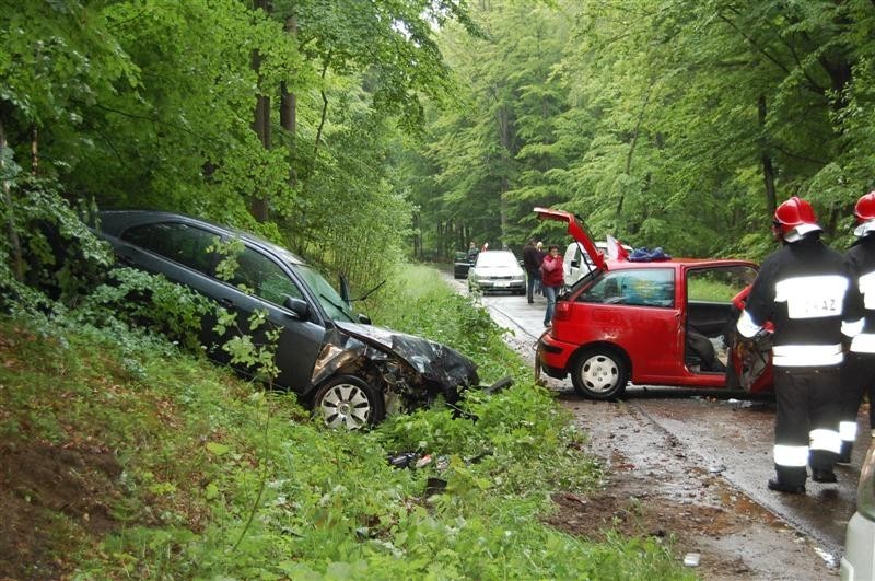 Dwie osoby ranne w czołowym zderzeniu na drodze z Kartuz do Kos