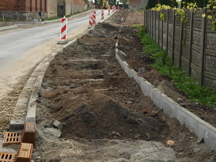 Powiat w budowie! Trwają milionowe inwestycje. Powstają nowe chodniki i drogi