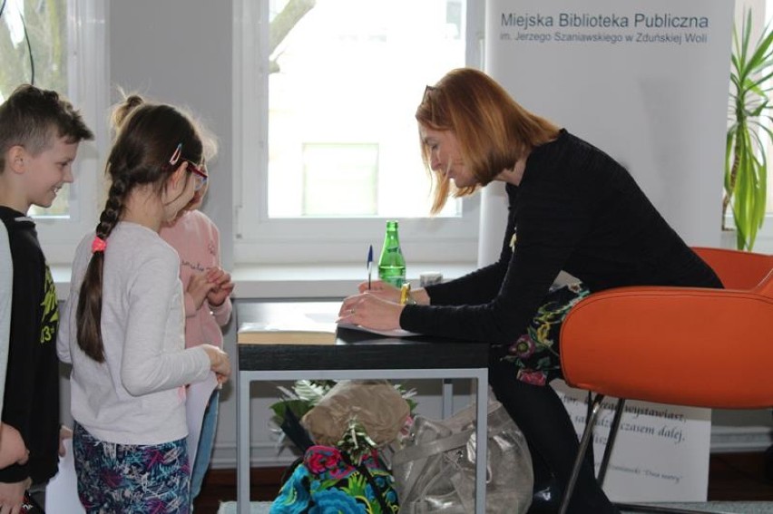 Spotkanie z Agnieszką Tyszką w bibliotece w Zduńskiej Woli
