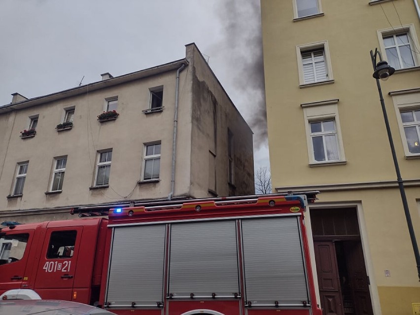 Pożar w budynku przy ul. Mickiewicza w Brzegu.