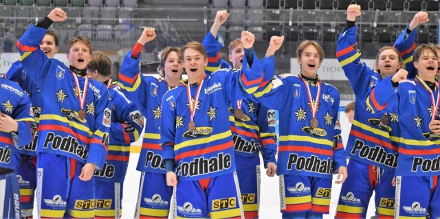 MMKS Podhale Nowy Targ zdobyło brązowy medal mistrzostw Polski juniorów młodszych (U-18). W "małym finale', rozegranym w Tychach (27 lutego 2022), pokonało po dogrywce UKH Unia Oświęcim 6:5.