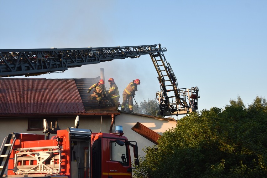 Myszków. Pożar domu przy ul. Wolności. Budynek gasiło 6 zastępów straży pożarnej. Zobacz ZDJĘCIA