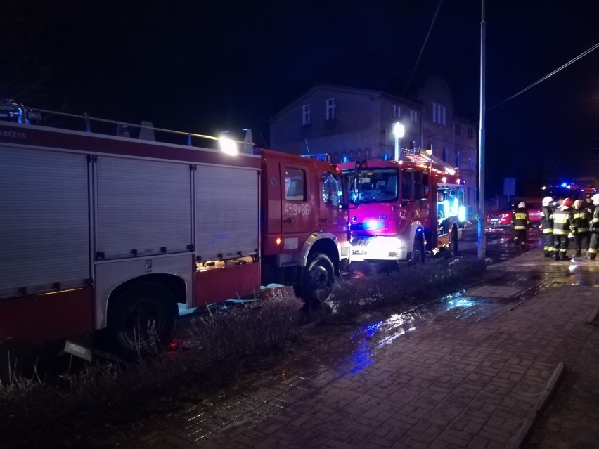 Kolejny pożar przy ulicy Moniuszki w Żarach [ZDJĘCIA]
