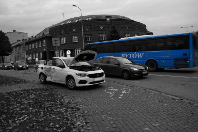 Dzisiaj (18 października) po godz. 8:00, doszło do kolizji na skrzyżowaniu ulic Lutosławskiego i Jaracza.  Kierujący osobowym Fiatem mężczyzna, wymusił pierwszeństwo przejazdu na jadącą ul. Lutosławskiego kierującą Skodą. Poszkodowaną w tym zdarzeniu odwieziono do szpitala.
