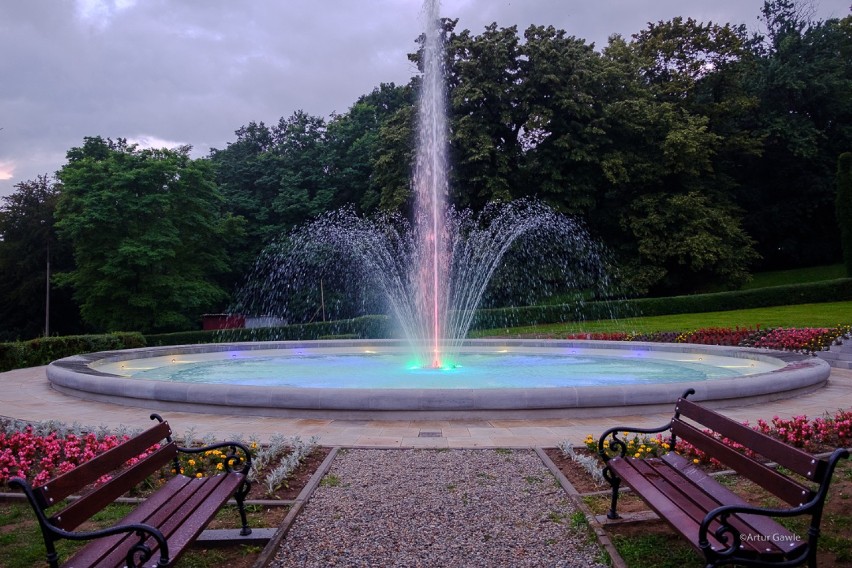 Tarnów. Nowa fontanna w Parku Sanguszków po zmierzchu zachwyca kolorami [ZDJĘCIA]