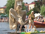 Pływanie na byle czym w Augustowie w tym roku nie odbędzie się. Zobacz najciekawsze pływadła z minionych lat [Zdjęcia]