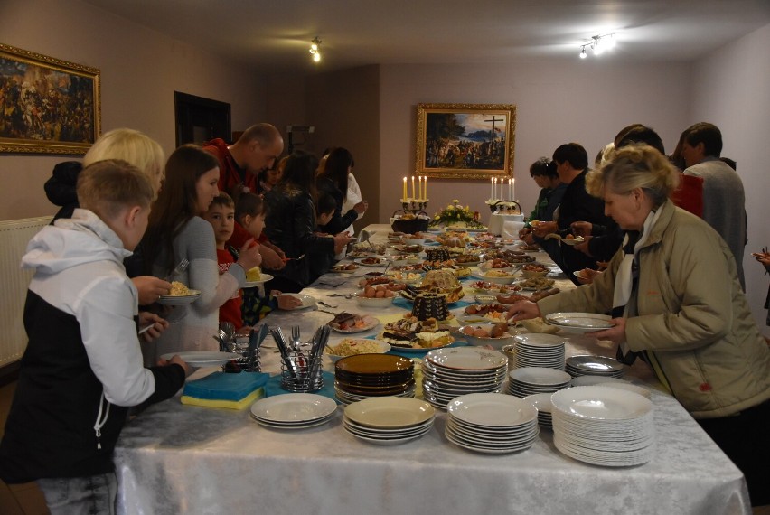 Parafia pw. Nawiedzenia NMP w Chodzieży zorganizowała śniadanie wielkanocne dla Ukraińców