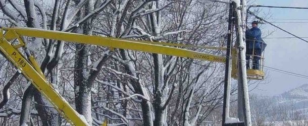Żywiecczyzna: Sypał śnieg, a do tego mocno wiał wiatr, łamał drzewa oraz zrywał linie energetyczne