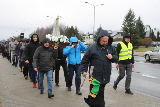 Męski Różaniec w Bełchatowie, mężczyźni przeszli ulicami miasta już po raz 55, 3 stycznia 2024 r.