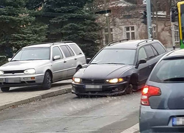 Do nietypowego zdarzenia doszło w piątek, 30 listopada, na skrzyżowaniu alei Wojska Polskiego i ulic Zacisze i Wyszyńskiego.

Do zdarzenia doszło około godz. 10.20. Od jadącego mitsubishi odpadło koło, które uderzyło w trzy samochody.

O zdarzeniu poinformował nas Czytelnik. Mitsubishi stoi na jezdni. Na miejsce została wezwana zielonogórska policja.



