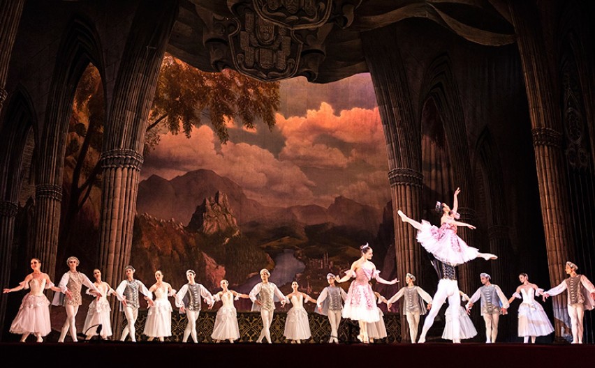 Grand Classical Ballet z orkiestrą symfoniczną! „Jezioro Łabędzie” - balet rosyjski i doskonała muzyka Czajkowskiego na żywo!