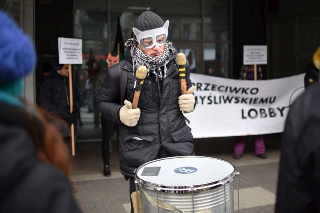 Prawo łowieckie: Stop myśliwym! Protest przed siedzibą PiS w Poznaniu