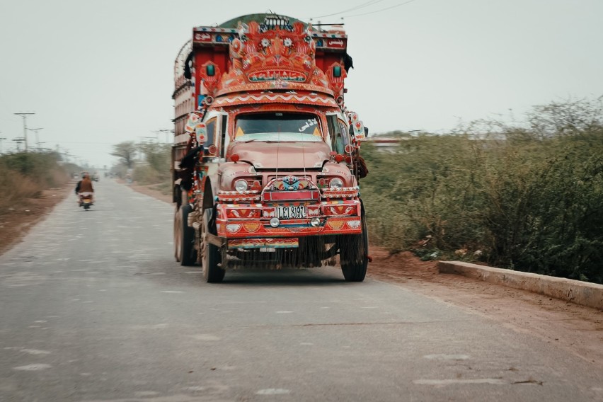 Malbork. Podróż starą karetką przez świat. Kolejna relacja z Pakistanu (odc. 9): Wśród malarzy "jingle trucks" i zapaśników kushti