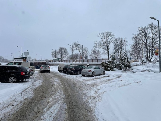 Na intensywne opady śniegu w Ostrowcu Świętokrzyskim najbardziej narzekają kierowcy i piesi.
