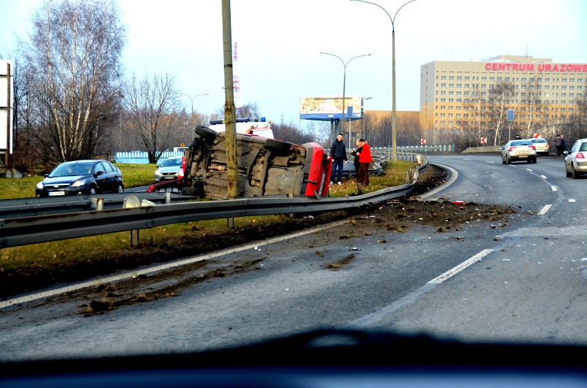 Samochód zatrzymał się na słupie oświetleniowym