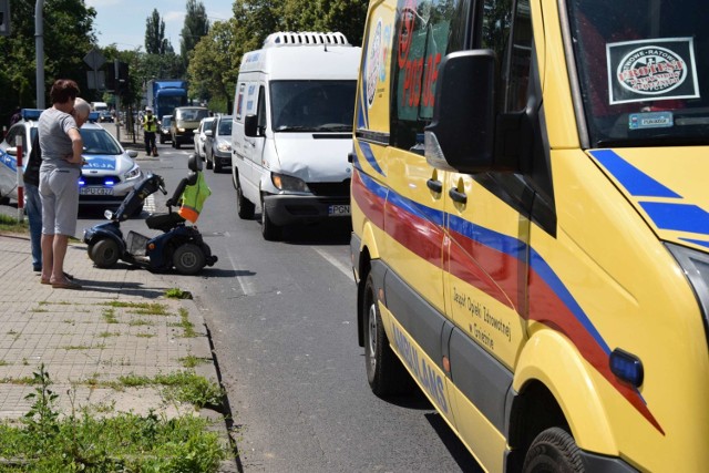 Do wypadku  doszło przed godziną 14.00 na skrzyżowaniu ulic Roosevelta z Paczkowskiego w Gnieźnie. Samochód dostawczy zderzył się z jadącą na elektrycznym wózku inwalidzkim, osobą niepełnosprawną. 

Zobacz więcej: Gniezno wypadek: bus potrącił osobę jadącą na wózku inwalidzkim 