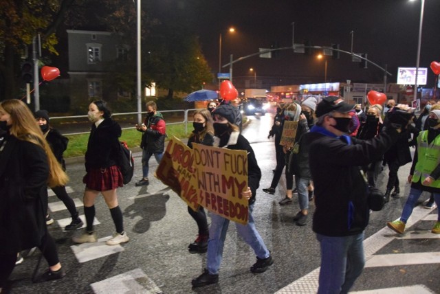 Strajk kobiet w Częstochowie. Protestujący blokowali ruch na głównych skrzyżowaniach miastach