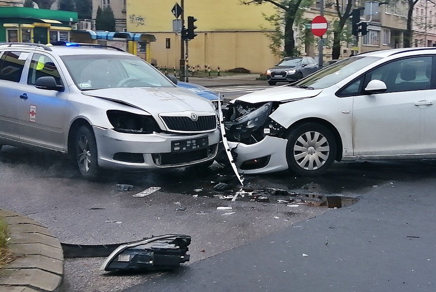 Zderzenie na skrzyżowaniu ul. Żwirki i al. Kościuszki. Młody kierowca nie ustąpił pierwszeństwa