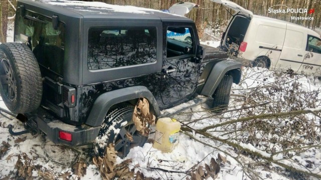 Kradli paliwo na stacjach benzynowych - policjanci z Mysłowic zatrzymali ich w lesie.