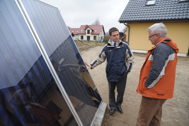 Przedstawiciel firmy Watt Dominik Siemiątkowski z Tomaszem Borowskim, reprezentującym MTG, przy pierwszym solarze, który został zamontowany w Miastku w listopadzie 2010 roku.