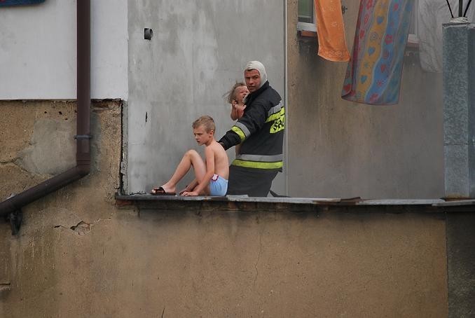 Łaziebna - Pożar mieszkania w kamienicy: strażacy ewakuowali dzieci