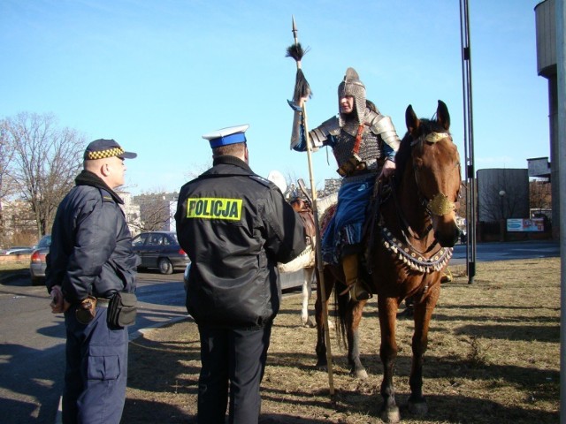 Początek imprezy  - policja ustala przebieg przejazdu rycerstwa. Fot. Piotr Kawiorski
