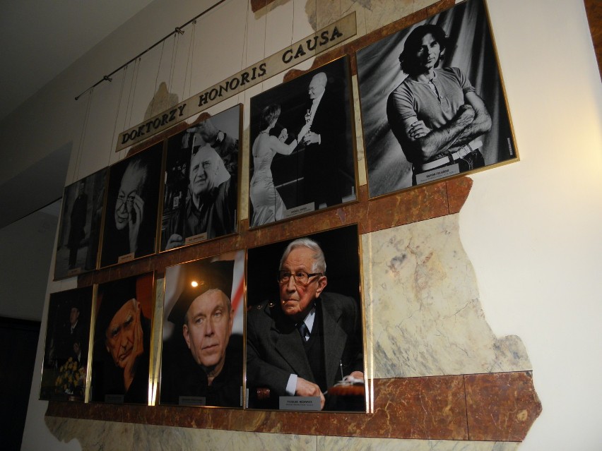 Obowiązkowym punktem wycieczki była ściana z wizerunkami doktorów honoris causa Łódzkiej Szkoły Filmowej
