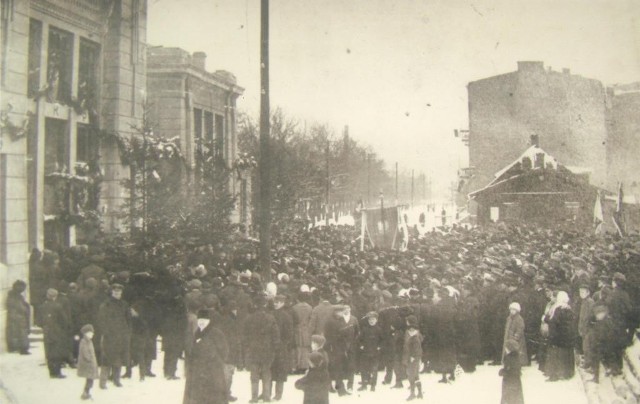 Zdjęcie wykonane w rocznicę wyzwolenia Polski od okupantów prezentuje teren przed dworcem w 1919 roku.