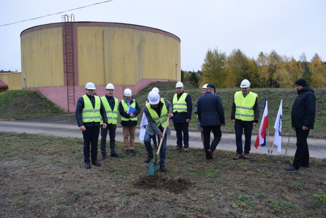 Burmistrz u=i inni urzędnicy wbili szpadel w miejscu rozpoczecia inwestycji